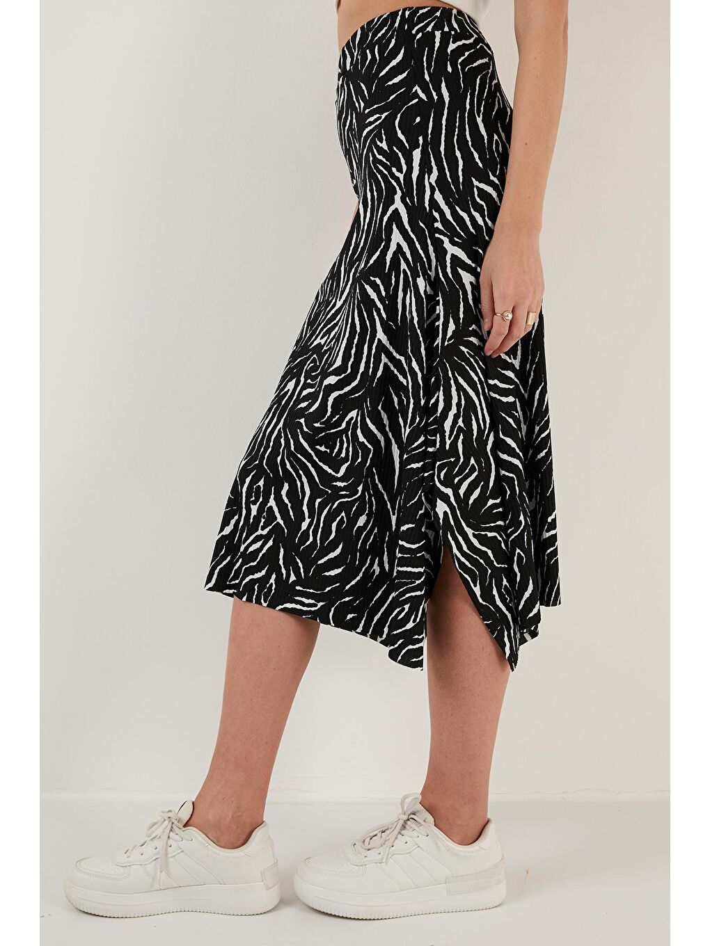 Siyah Desenli Volanlı Midi Boy Yırtmaçlı Etek 5864073-3