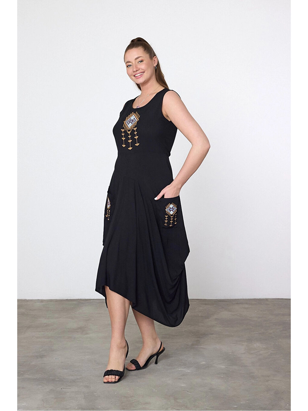 Kadın Siyah Sıfır Kol Nakış Detaylı Cepli Şalvar Elbise HZL25S-VM10351-1