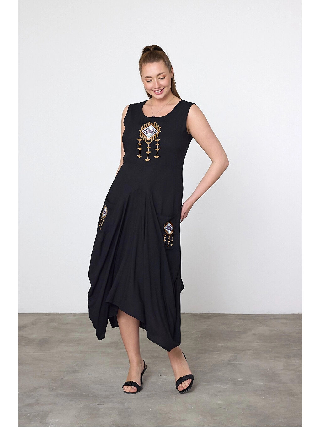 Kadın Siyah Sıfır Kol Nakış Detaylı Cepli Şalvar Elbise HZL25S-VM10351-2