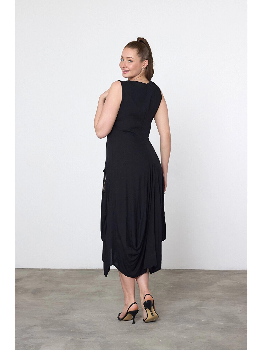 Kadın Siyah Sıfır Kol Nakış Detaylı Cepli Şalvar Elbise HZL25S-VM10351-4