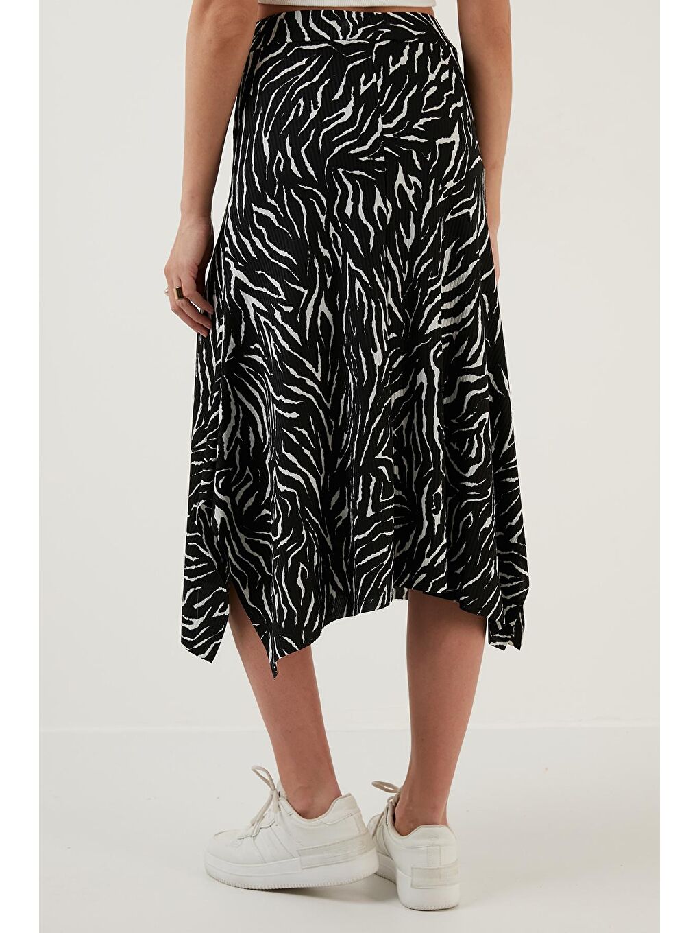 Siyah Desenli Volanlı Midi Boy Yırtmaçlı Etek 5864073-4