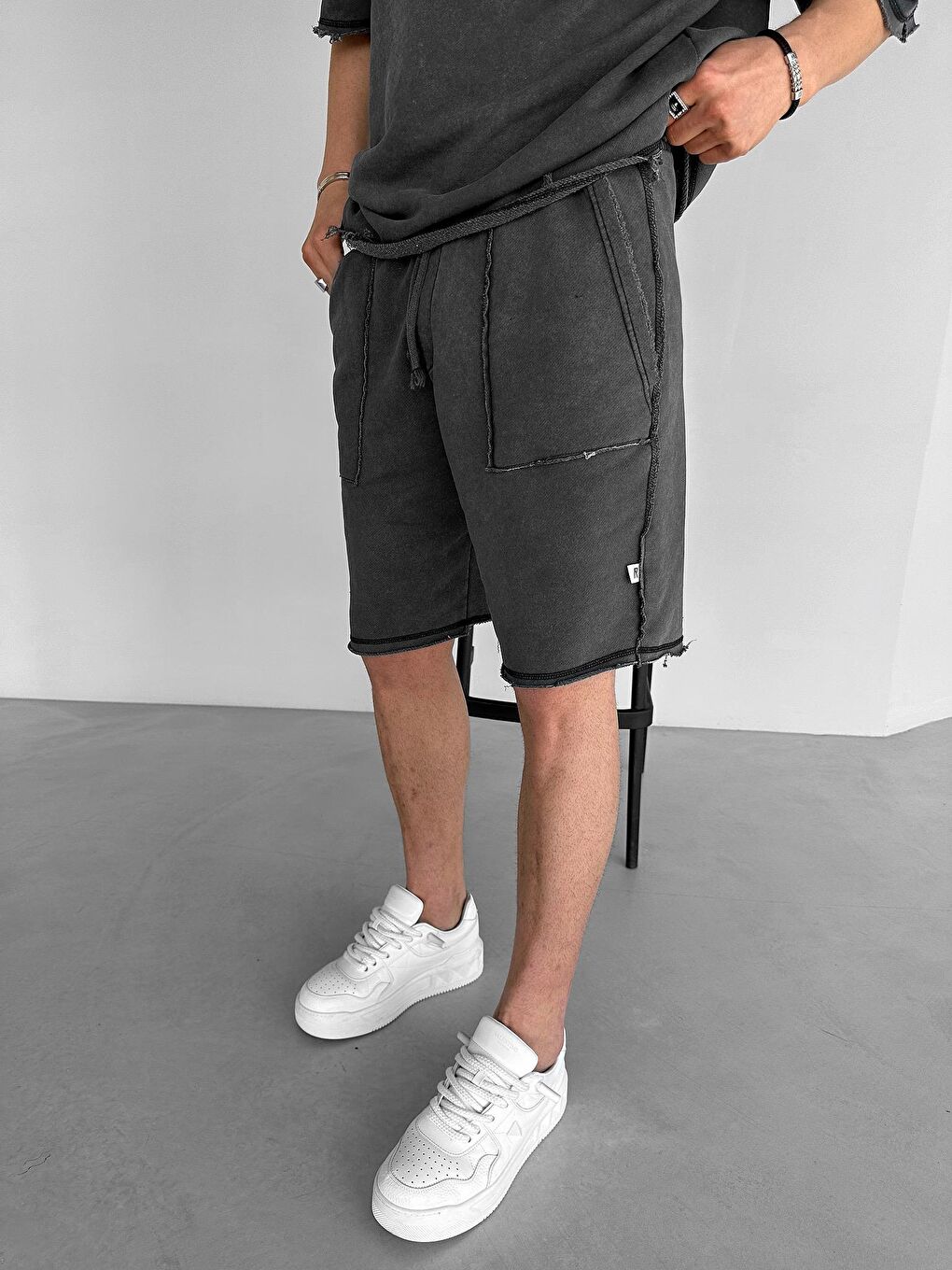 Gri Erkek Baggy Fit Ters Dikiş Detaylı Yıkamalı Rahat Şort Füme