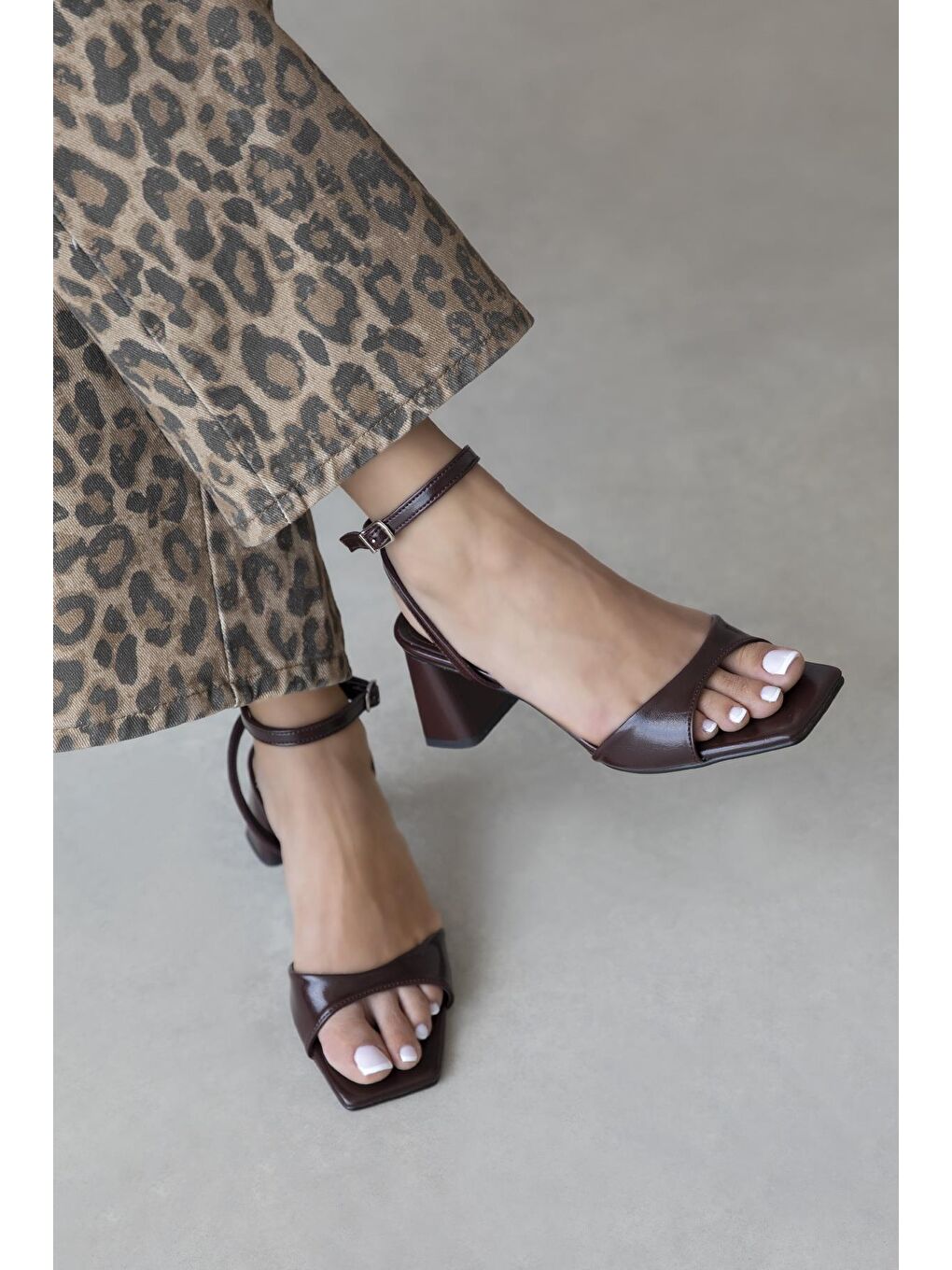 Solana Kadın Topuklu Küt Burun Kırışık Deri Sandalet Bordo-1