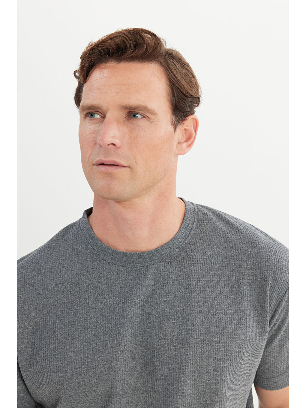 Erkek Antrasit-Melanj Pamuklu Modern Fit Rahat Kesim Bisiklet Yaka Gofre Desenli Tişört-3