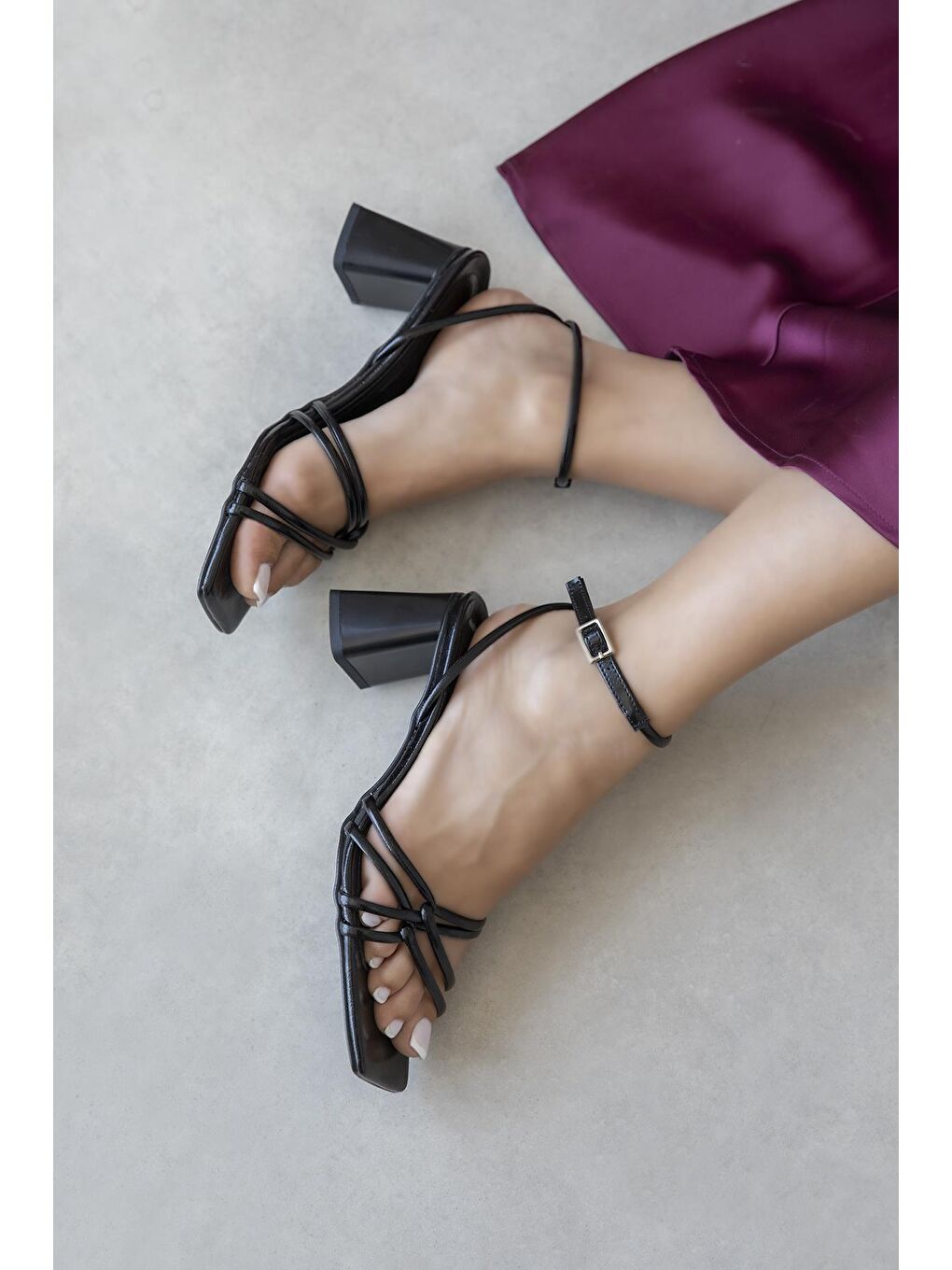 Onika Kadın Topuklu Kırışık Deri Sandalet Siyah-1