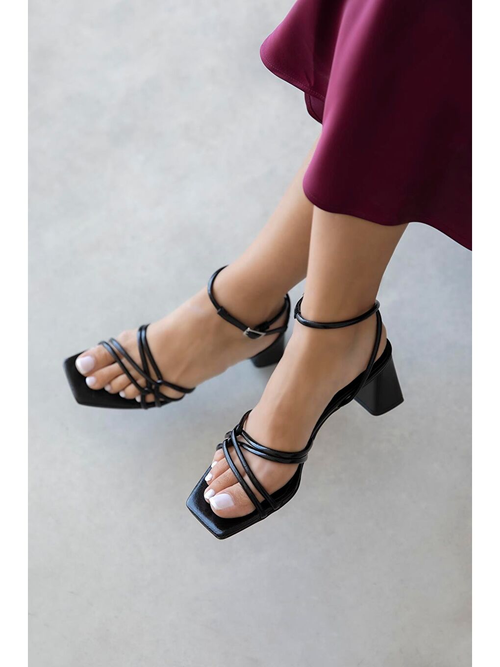 Onika Kadın Topuklu Kırışık Deri Sandalet Siyah-2