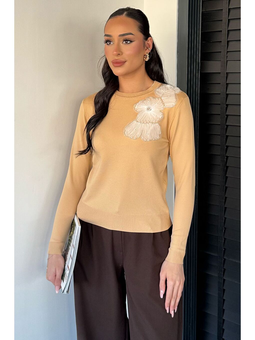 Bej Kadın Bisiklet Yaka Çiçek Figürlü Triko Bluz