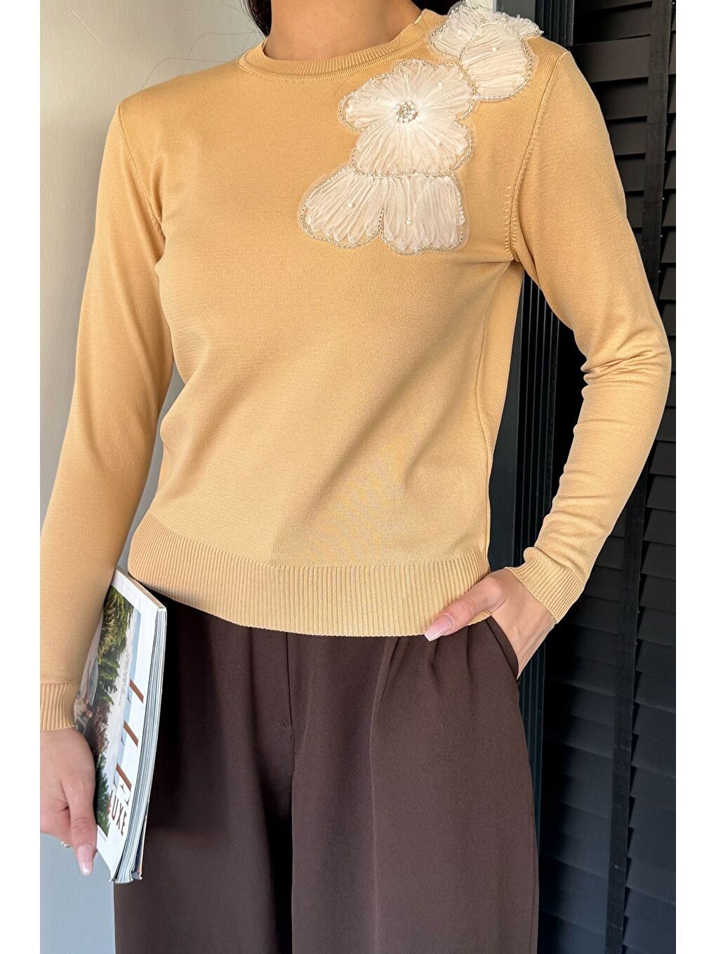 Bej Kadın Bisiklet Yaka Çiçek Figürlü Triko Bluz-1