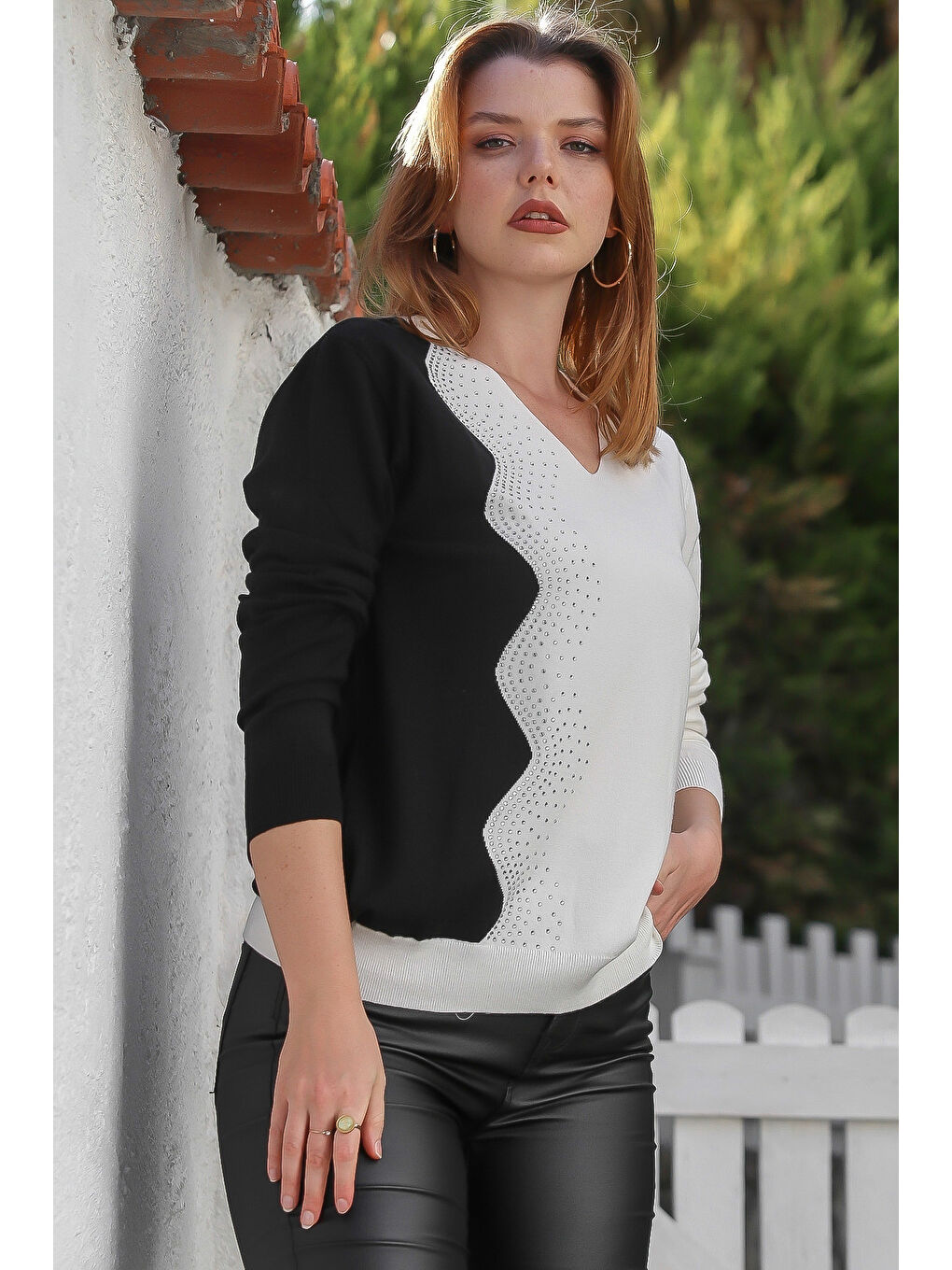 Siyah-Ekru V Yaka Uzun Kol Taşlı Casual Triko Kazak 65 60-5