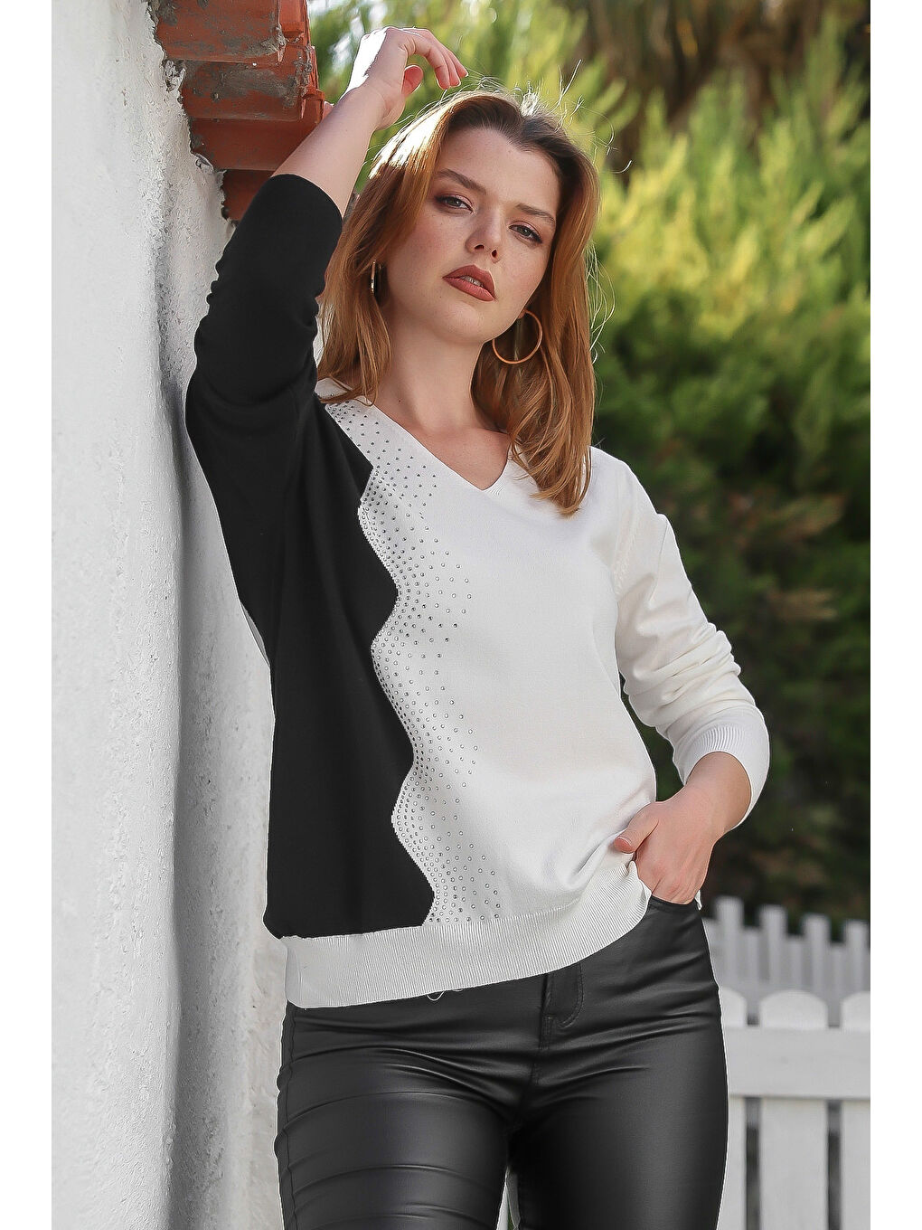 Siyah-Ekru V Yaka Uzun Kol Taşlı Casual Triko Kazak 65 60-6