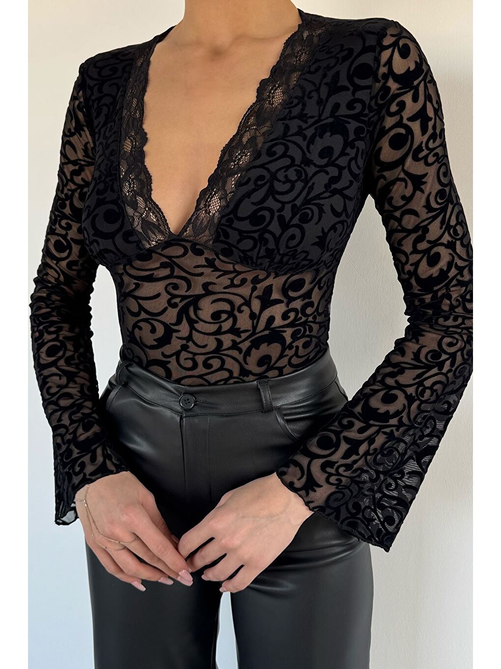 Siyah Kadın V Yaka Güpür Detaylı İspanyol Kol Crop Top Bluz