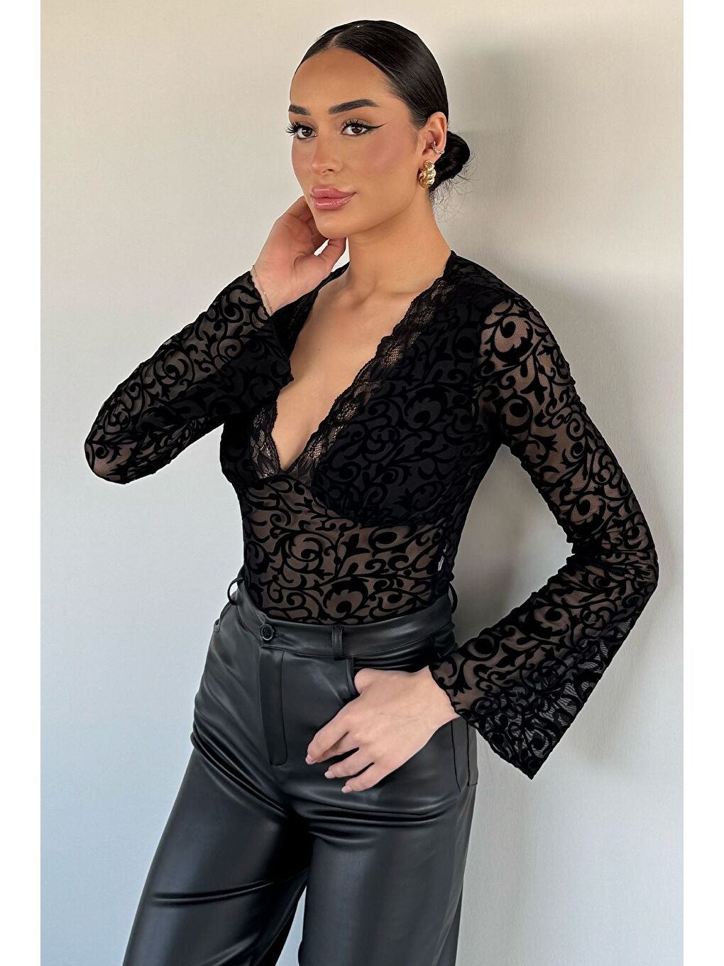 Siyah Kadın V Yaka Güpür Detaylı İspanyol Kol Crop Top Bluz-1