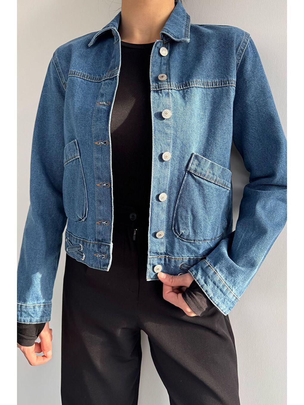 Mavi Kadın Çift Cepli Ön Düğmeli Kuşgözü Detaylı Jean Jean Ceket