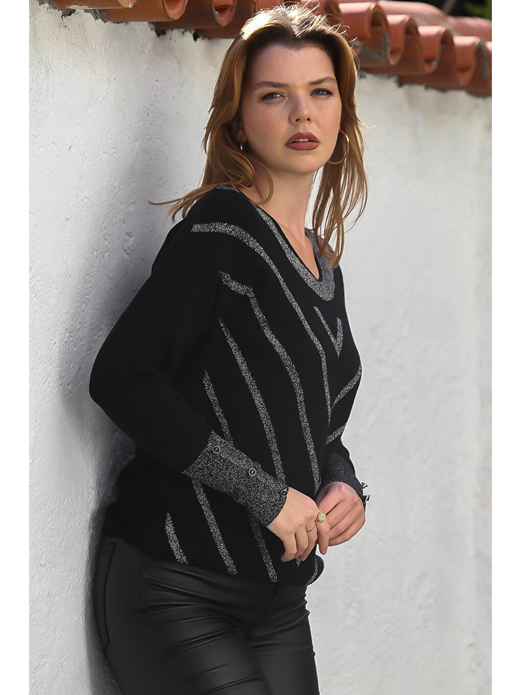 Siyah V Yaka Manşetli Kollu Düğmeli Simli Casual Triko Kazak 65 60-3