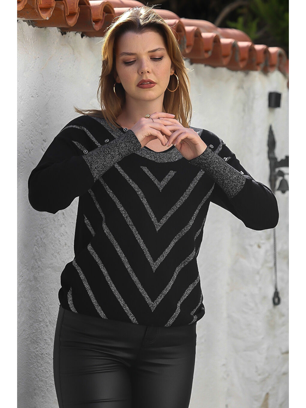 Siyah V Yaka Manşetli Kollu Düğmeli Simli Casual Triko Kazak 65 60-6