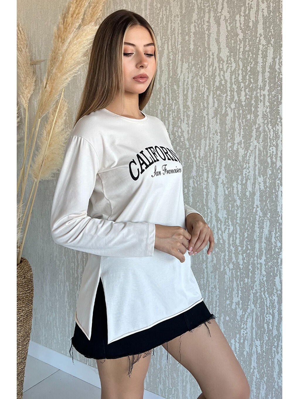 GÜLSELİ Taş California Baskılı Bisiklet Yaka Yan Yırtmaçlı Penye Sweatshirt - 1