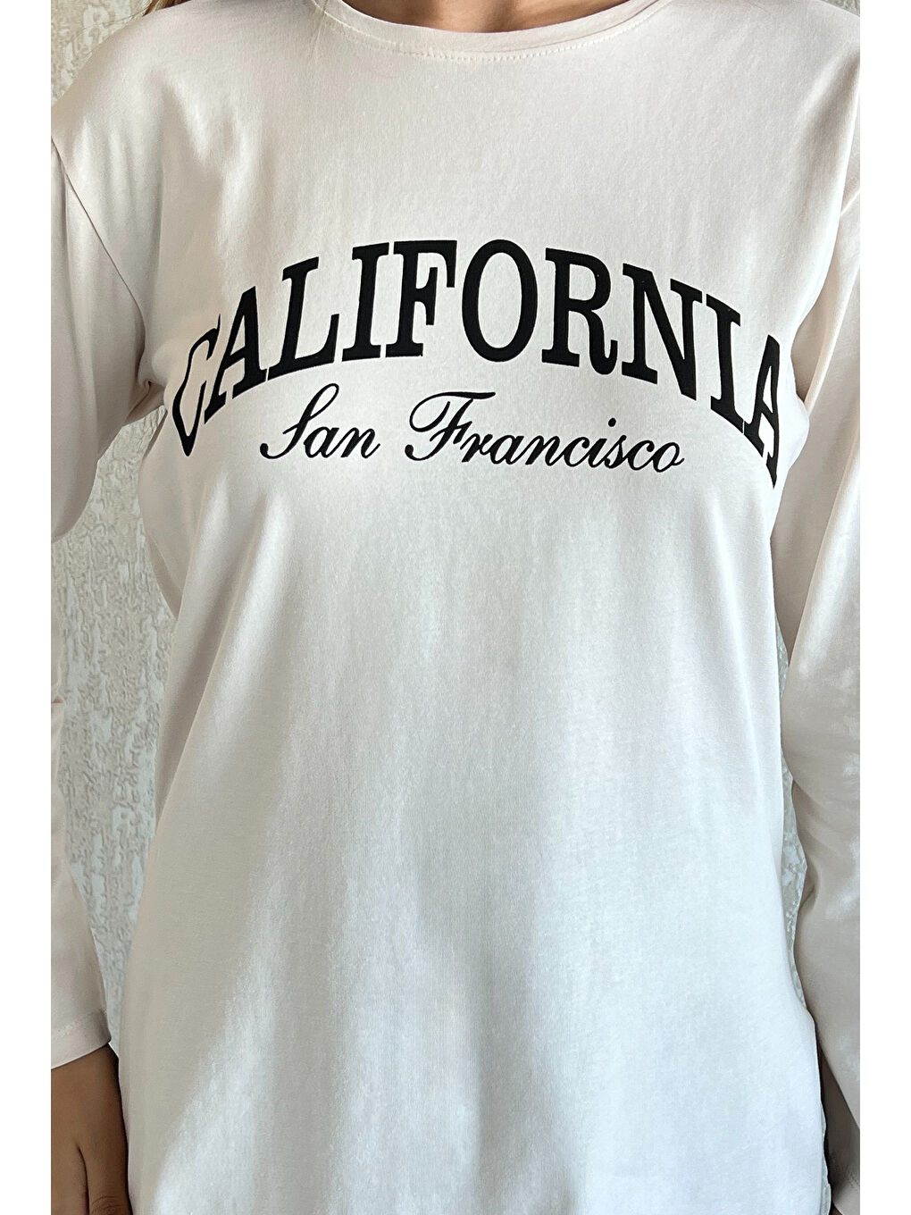 GÜLSELİ Taş California Baskılı Bisiklet Yaka Yan Yırtmaçlı Penye Sweatshirt - 2