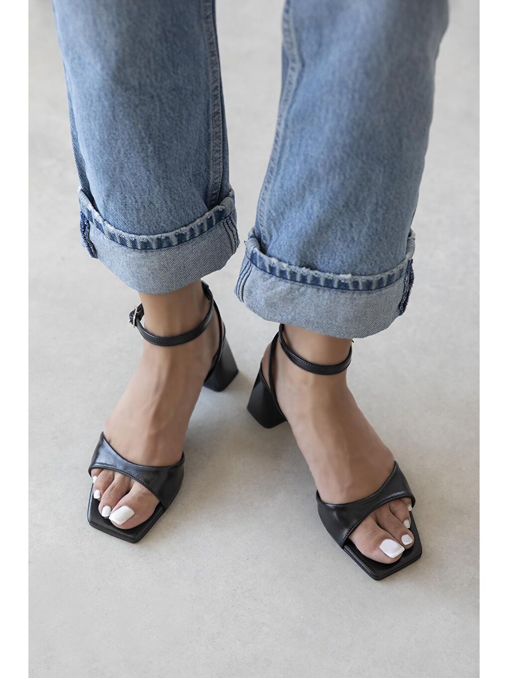 Solana Kadın Topuklu Küt Burun Kırışık Deri Sandalet Siyah-1