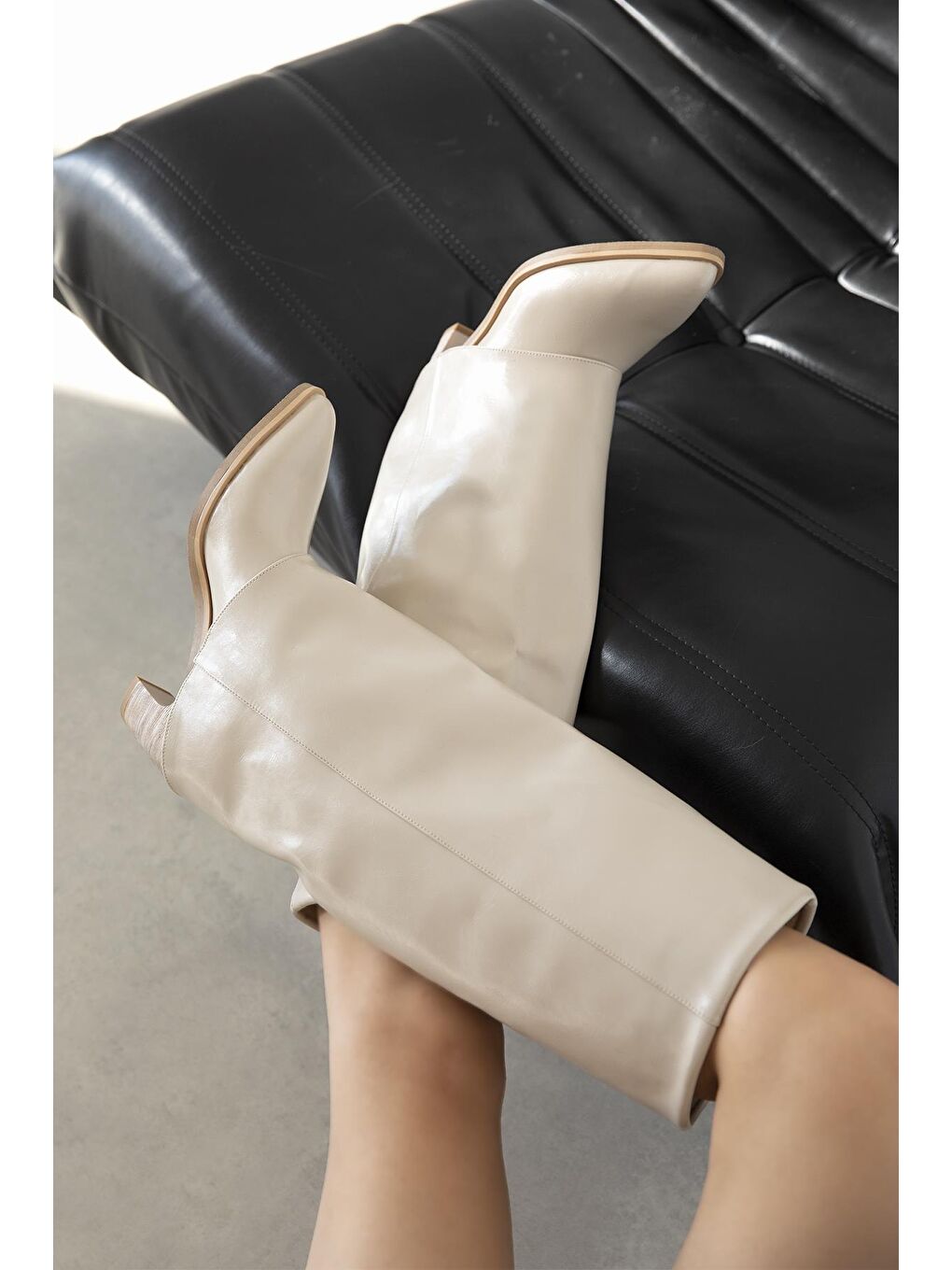 Henrik Kadın Tozluk Detay Kırışık Deri Çizme Bej