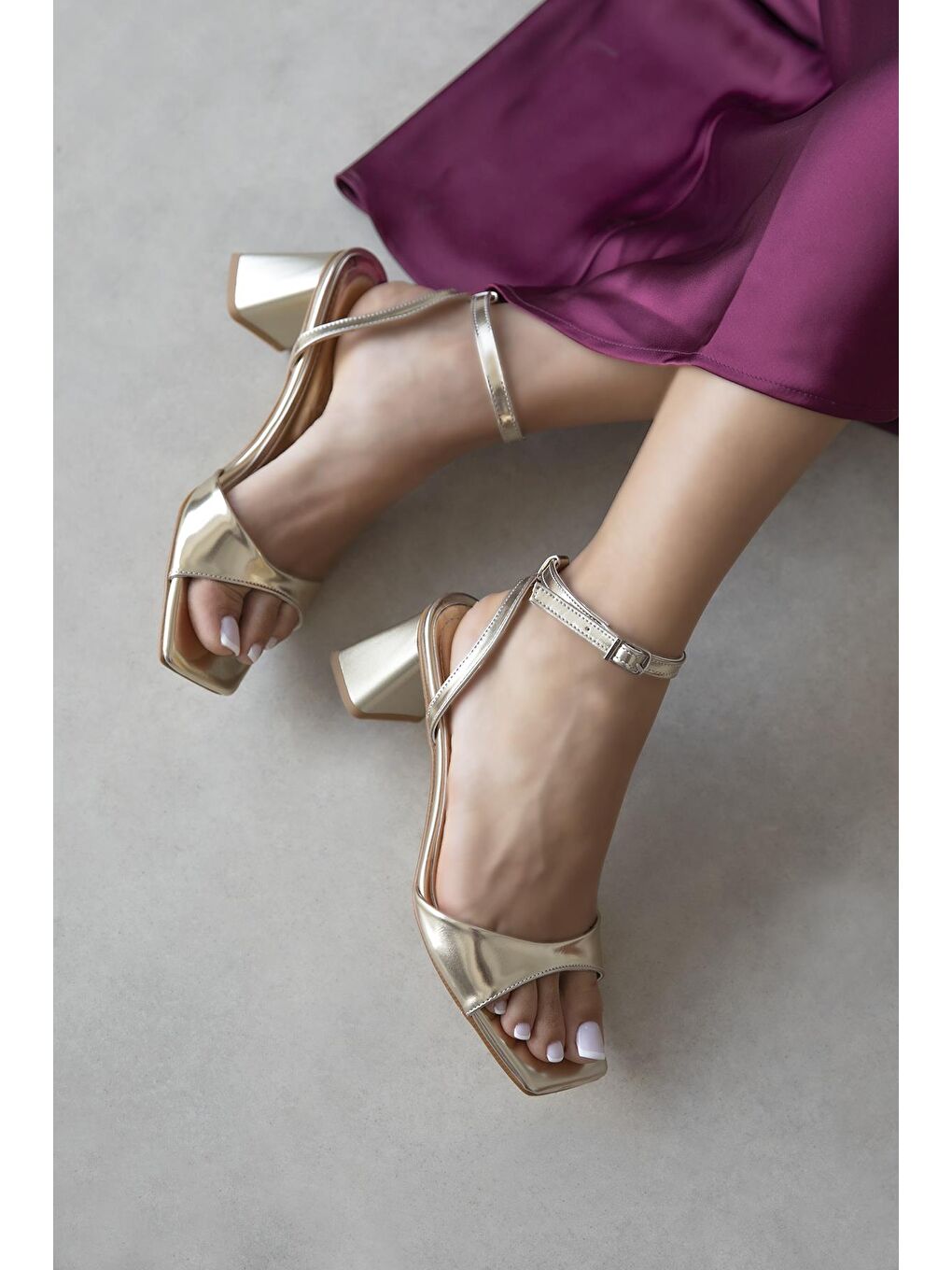 Sarı Solana Kadın Topuklu Küt Burun Deri Sandalet Altın