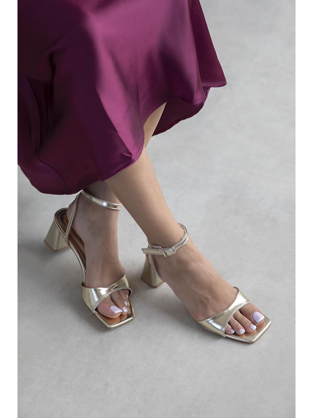 Sarı Solana Kadın Topuklu Küt Burun Deri Sandalet Altın-1