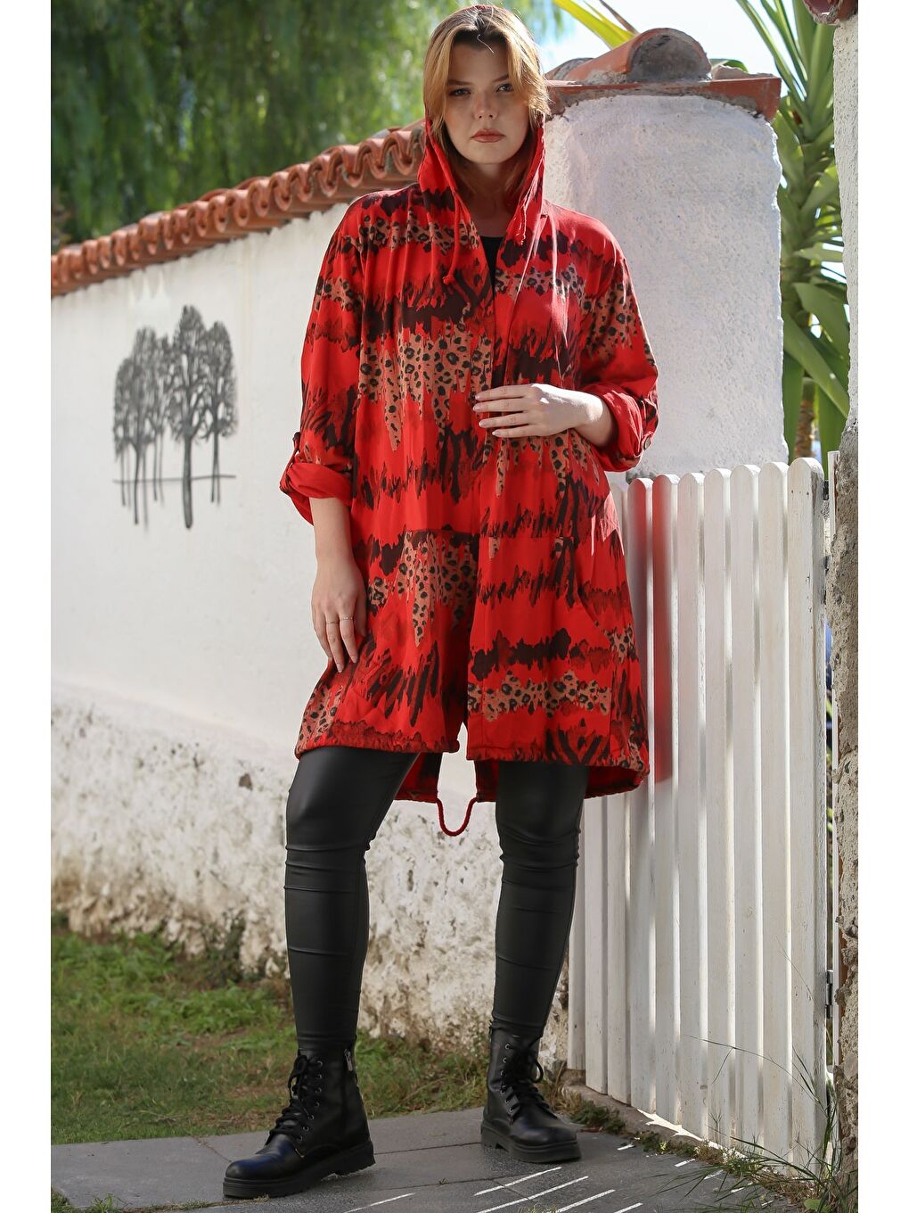 Kırmızı İtalyan Narçiçeği Kapüşonlu Düğmeli Uzun Kollu Leopar Desenli Cepli İnce Casual Dokuma Ceket 88 72-5