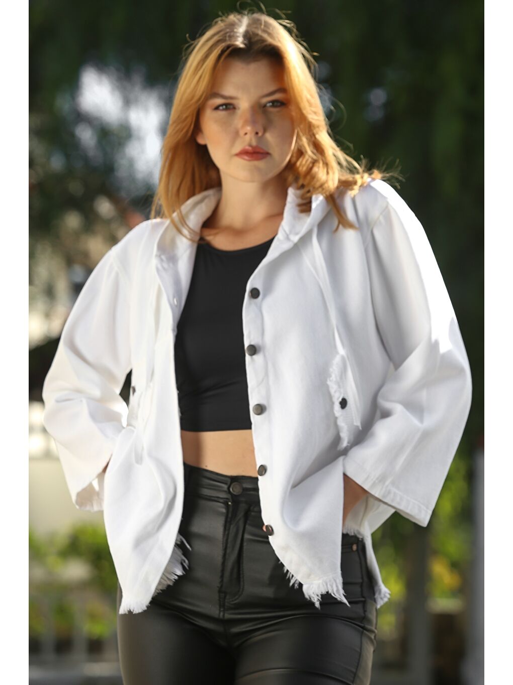 Beyaz Kapüşonlu Uzun Kol File Detaylı Etek Ucu Püskül Kesimli Casual Gabardin Dokuma Ceket 64 65-1