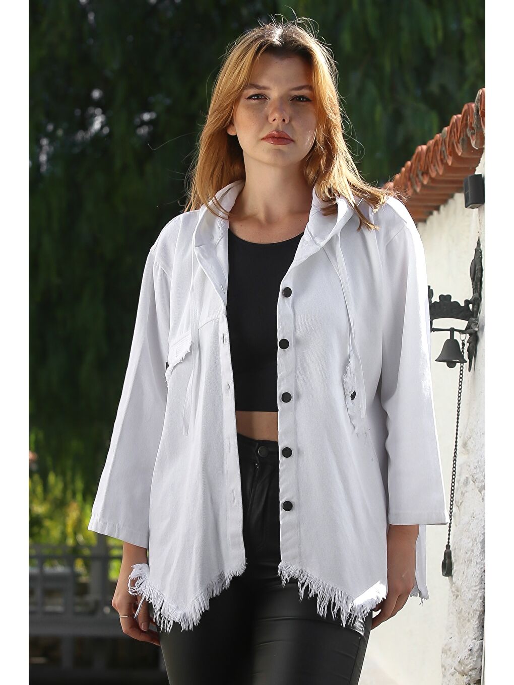 Beyaz Kapüşonlu Uzun Kol File Detaylı Etek Ucu Püskül Kesimli Casual Gabardin Dokuma Ceket 64 65-2