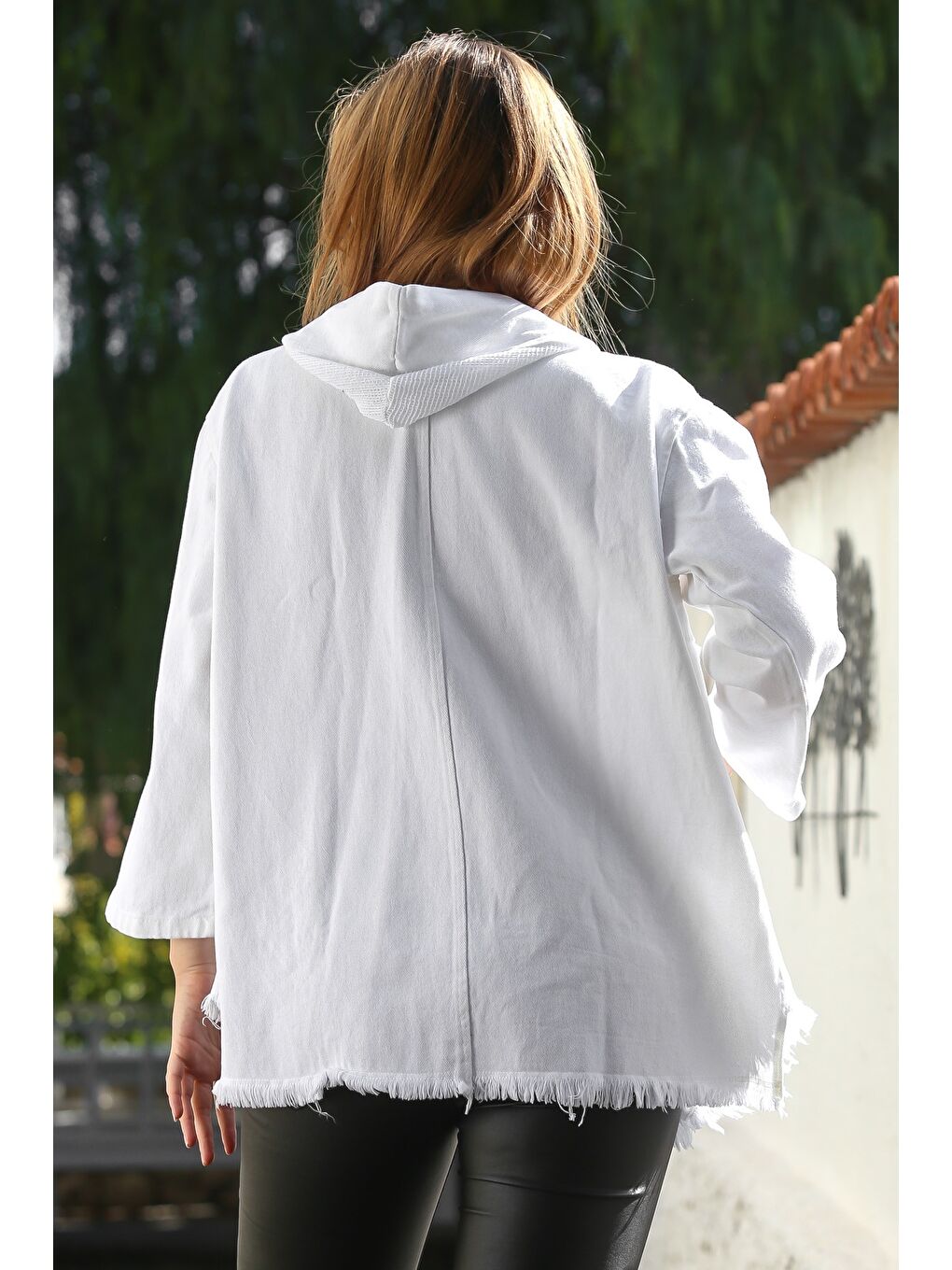 Beyaz Kapüşonlu Uzun Kol File Detaylı Etek Ucu Püskül Kesimli Casual Gabardin Dokuma Ceket 64 65-7