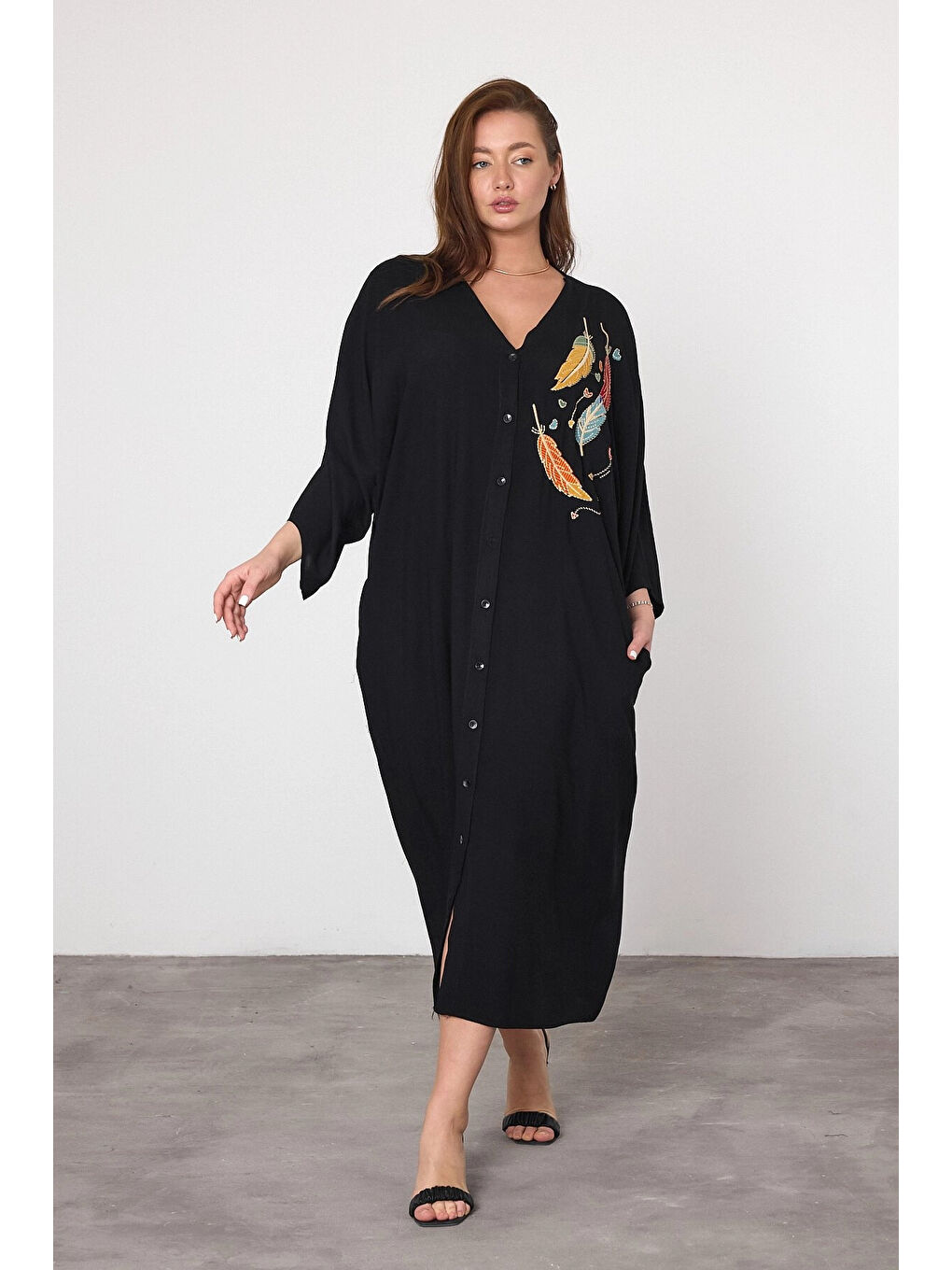 Kadın Siyah V Yaka Nakış Detaylı Büyük Beden Gömlek Elbise HZL25S-VM10421