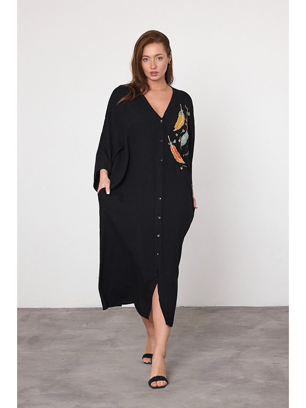 Kadın Siyah V Yaka Nakış Detaylı Büyük Beden Gömlek Elbise HZL25S-VM10421-1