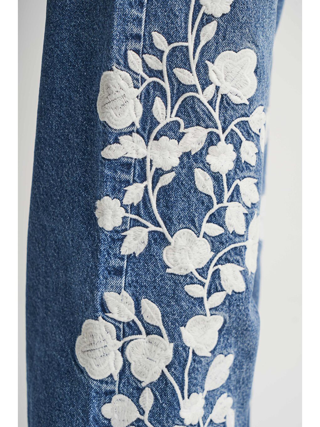 Mavi Kadın Jean Rengi Beyaz Çiçek Nakışlı Loose Fit Tasarım Denim-4