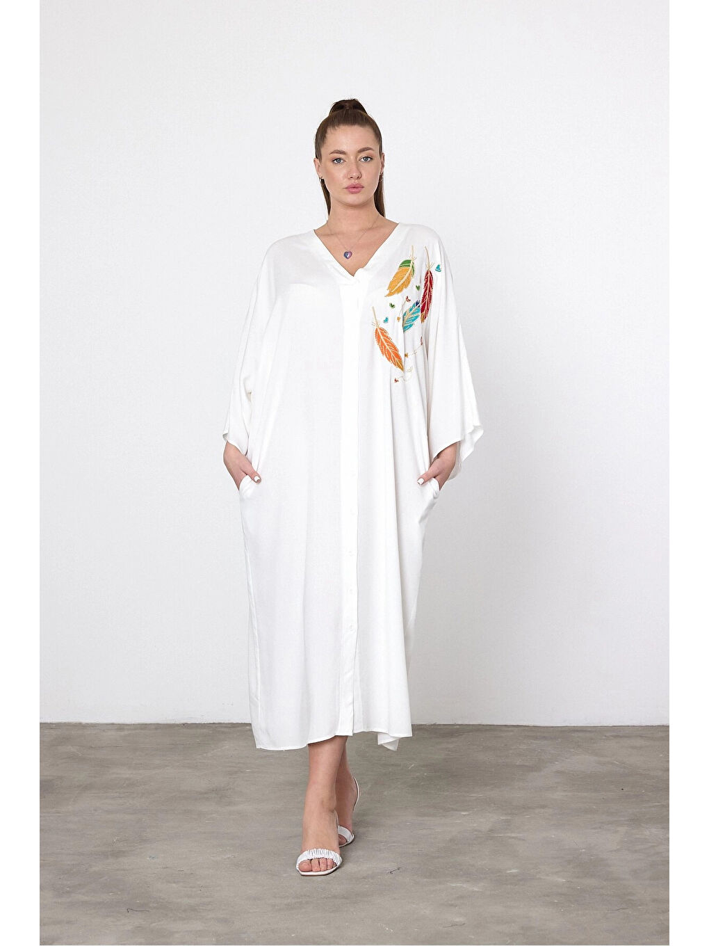 Kadın Beyaz V Yaka Nakış Detaylı Büyük Beden Gömlek Elbise HZL25S-VM10421