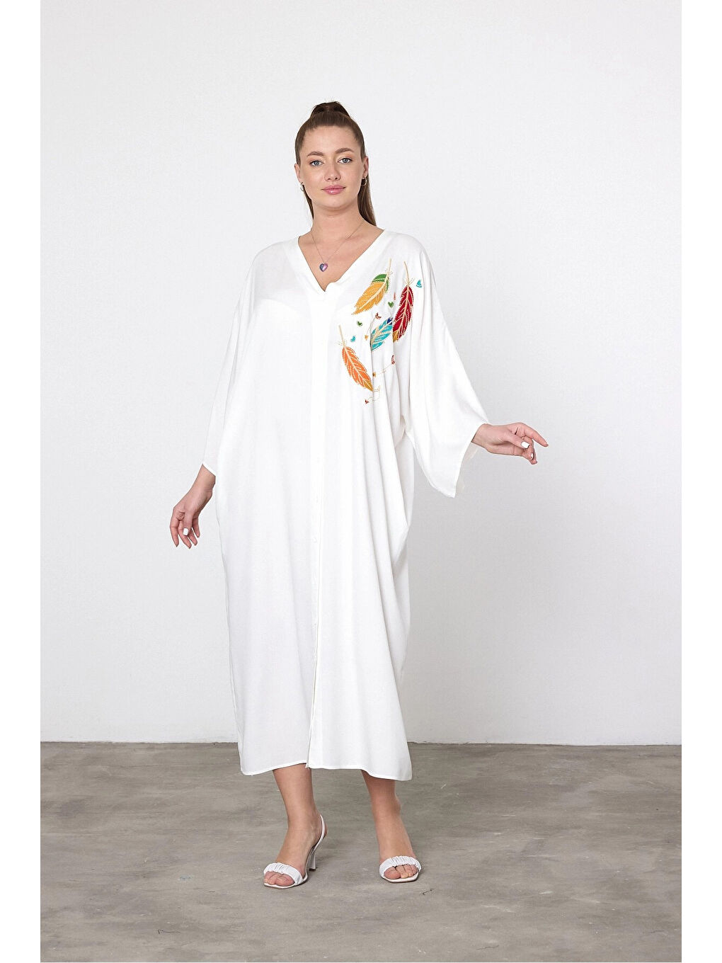 Kadın Beyaz V Yaka Nakış Detaylı Büyük Beden Gömlek Elbise HZL25S-VM10421-1