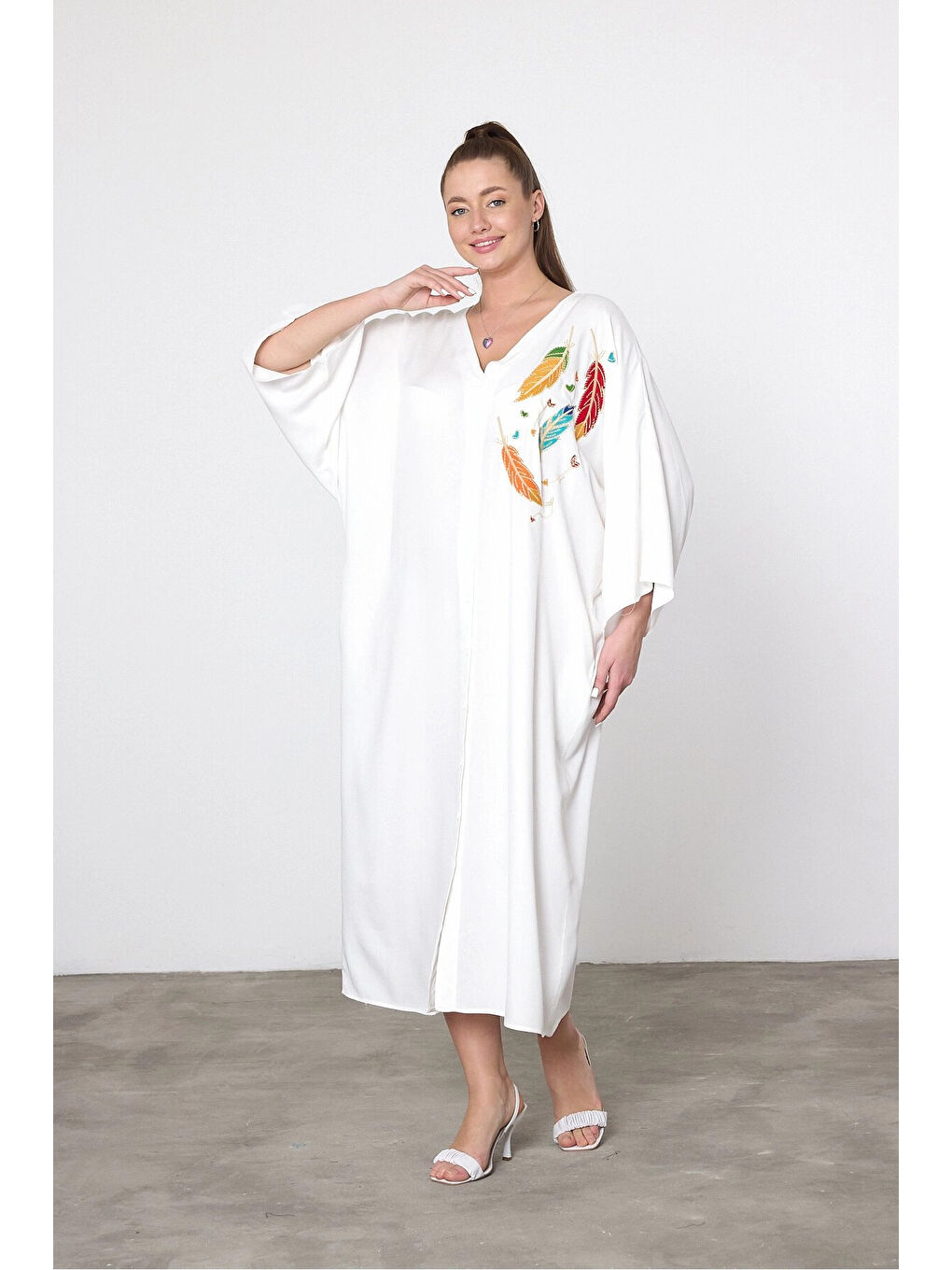 Kadın Beyaz V Yaka Nakış Detaylı Büyük Beden Gömlek Elbise HZL25S-VM10421-2