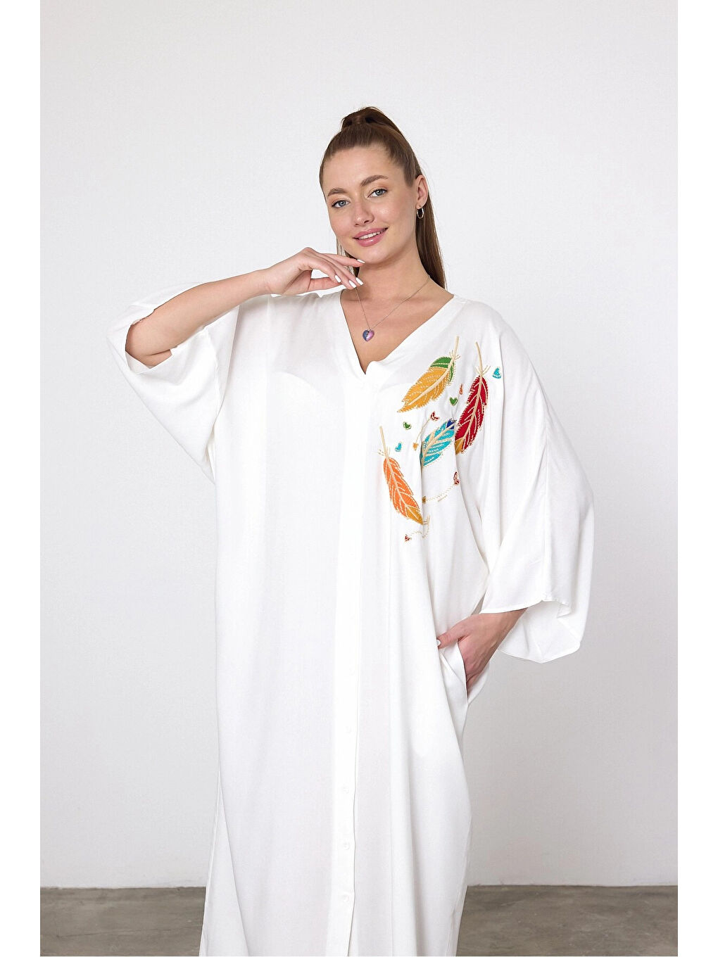 Kadın Beyaz V Yaka Nakış Detaylı Büyük Beden Gömlek Elbise HZL25S-VM10421-3