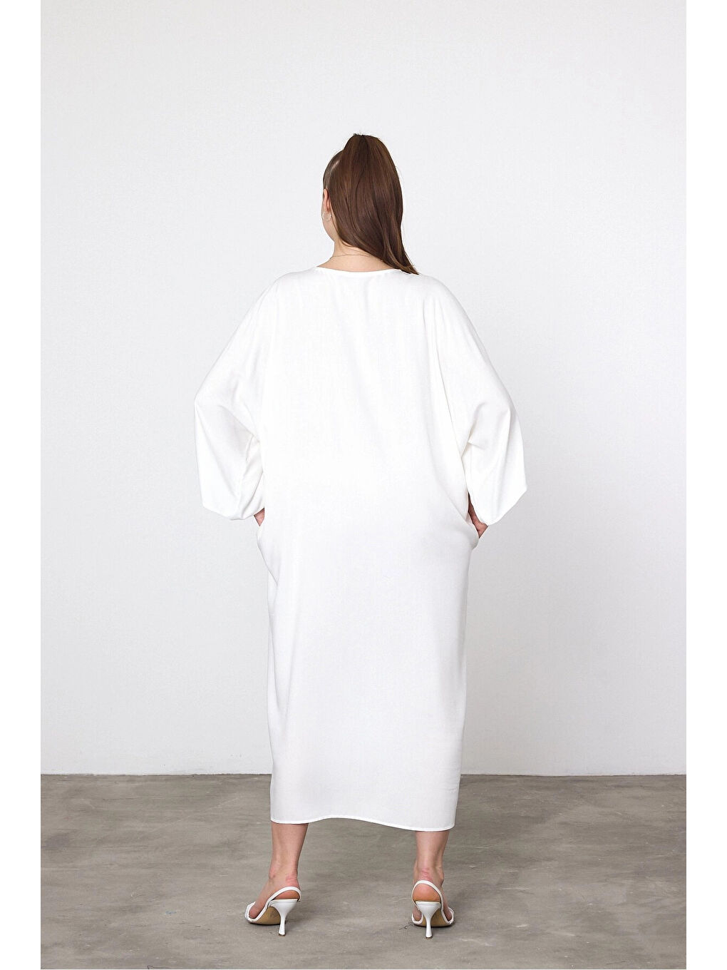 Kadın Beyaz V Yaka Nakış Detaylı Büyük Beden Gömlek Elbise HZL25S-VM10421-4