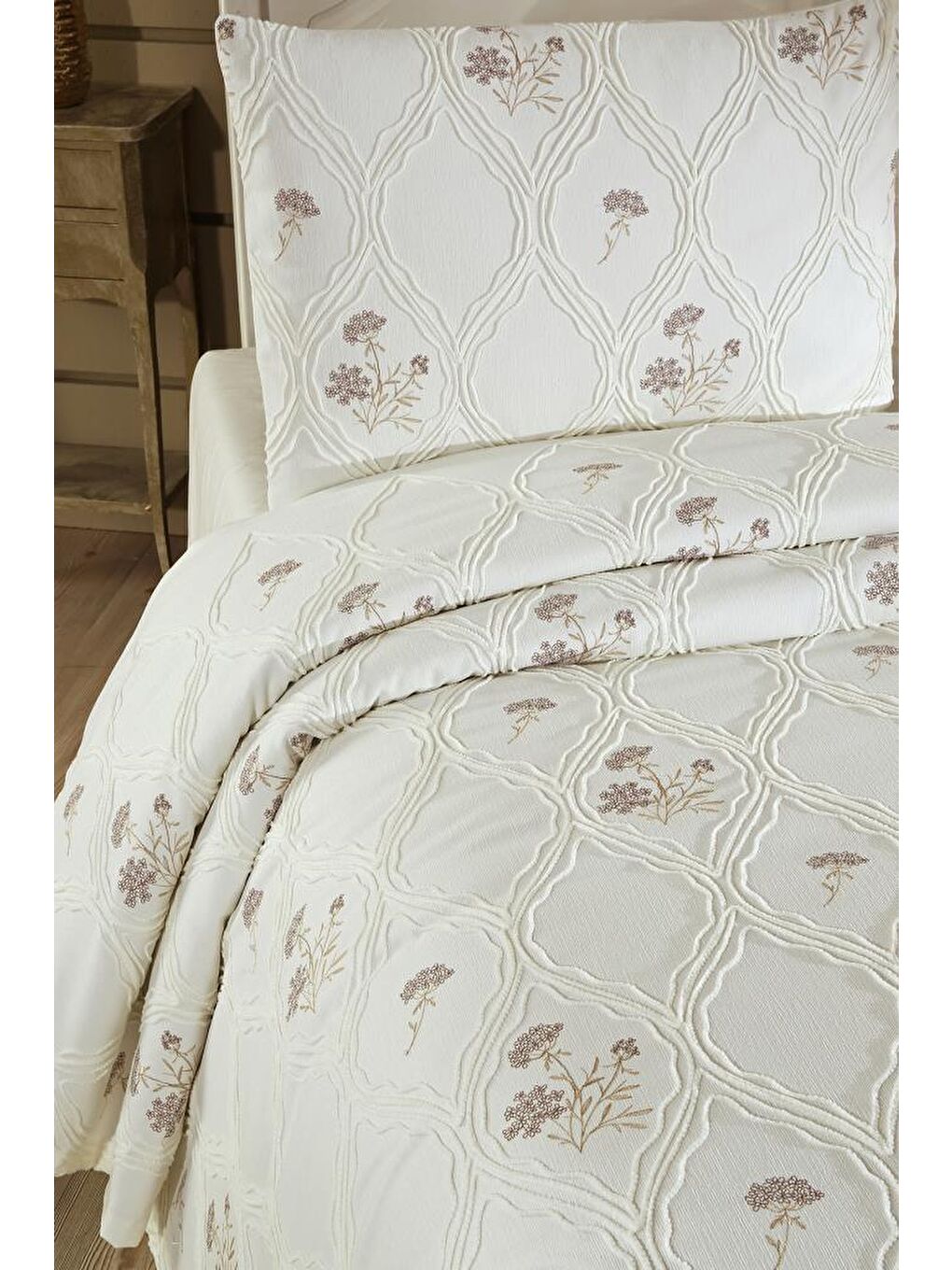 Karışık Abuda Nakışlı Şönil 2 Parça Tek Kişilik Yatak Örtüsü-2