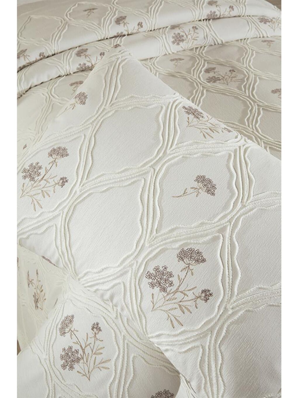 Karışık Abuda Nakışlı Şönil 2 Parça Tek Kişilik Yatak Örtüsü-5