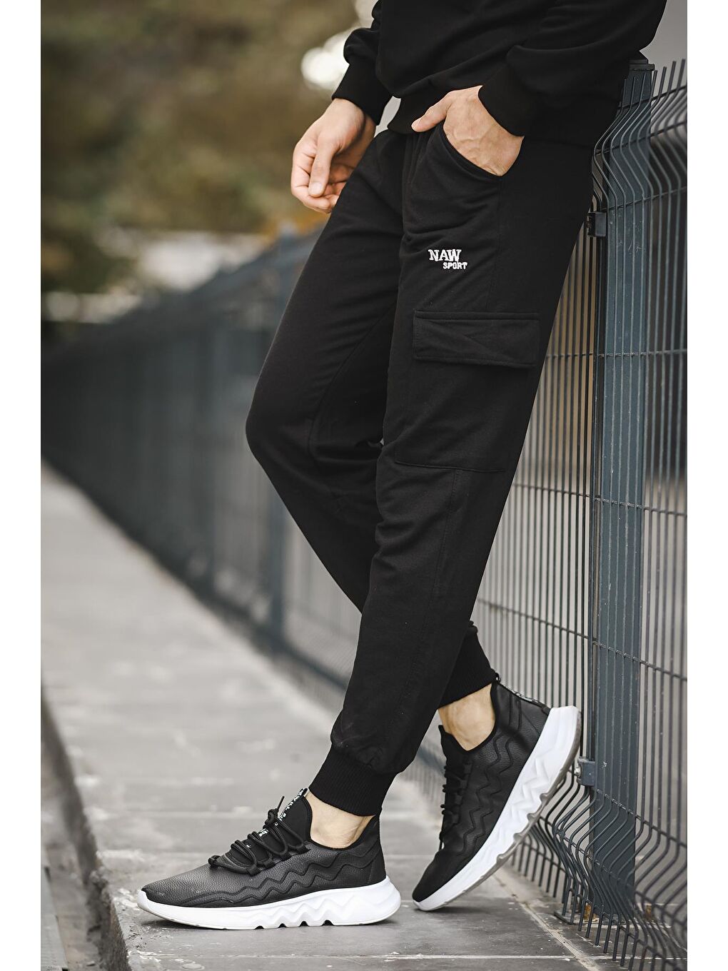 Siyah Hoxi Paçası Lastikli Nakışlı Slim Fit Erkek Kargo Cep Jogger Eşofman Altı-1