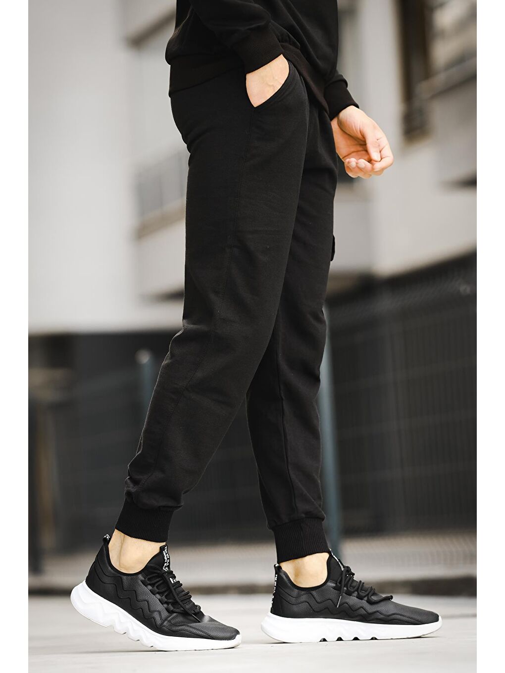 Siyah Hoxi Paçası Lastikli Nakışlı Slim Fit Erkek Kargo Cep Jogger Eşofman Altı-3