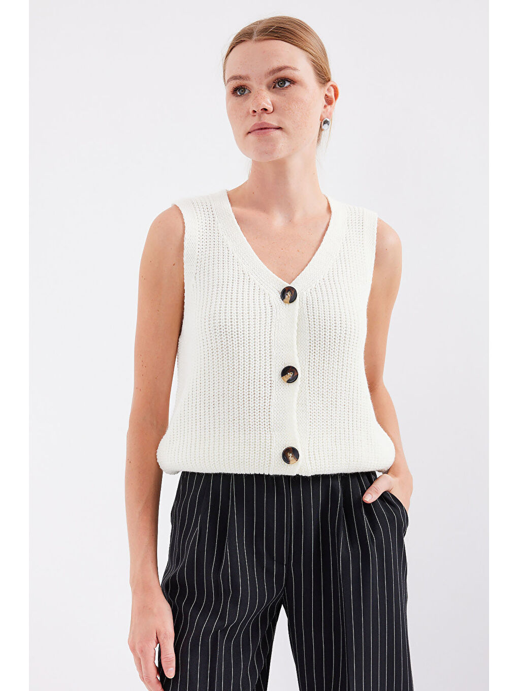 15881 Düğmeli Kısa Triko Yelek - Ekru-3