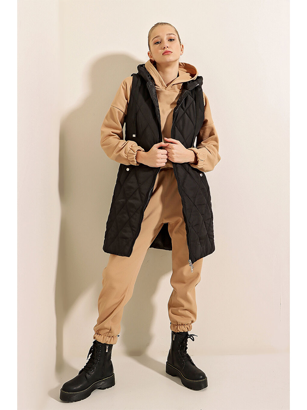 5140 Kapüşonlu Uzun Şişme Yelek   Düz Siyah-1