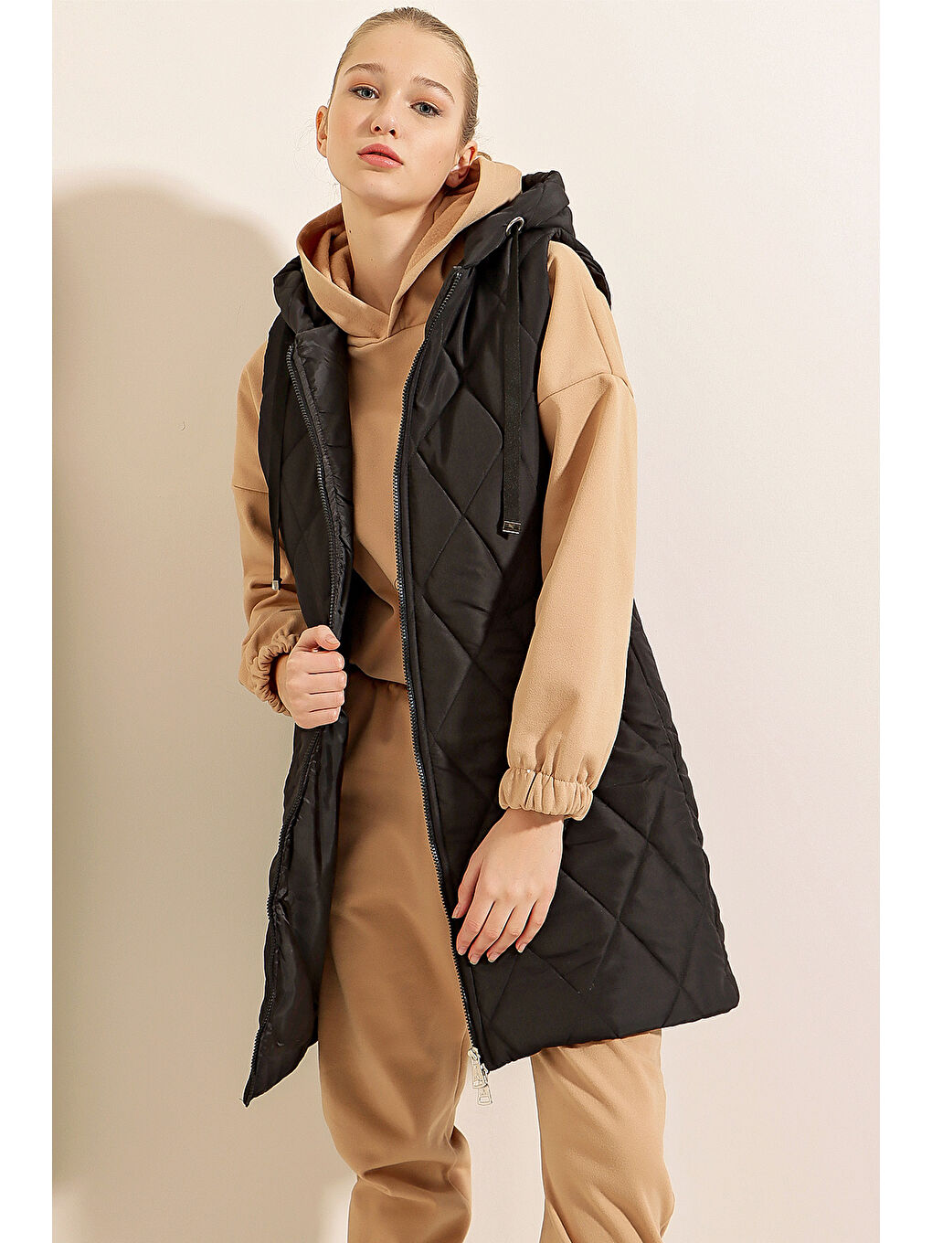 5140 Kapüşonlu Uzun Şişme Yelek   Düz Siyah-3