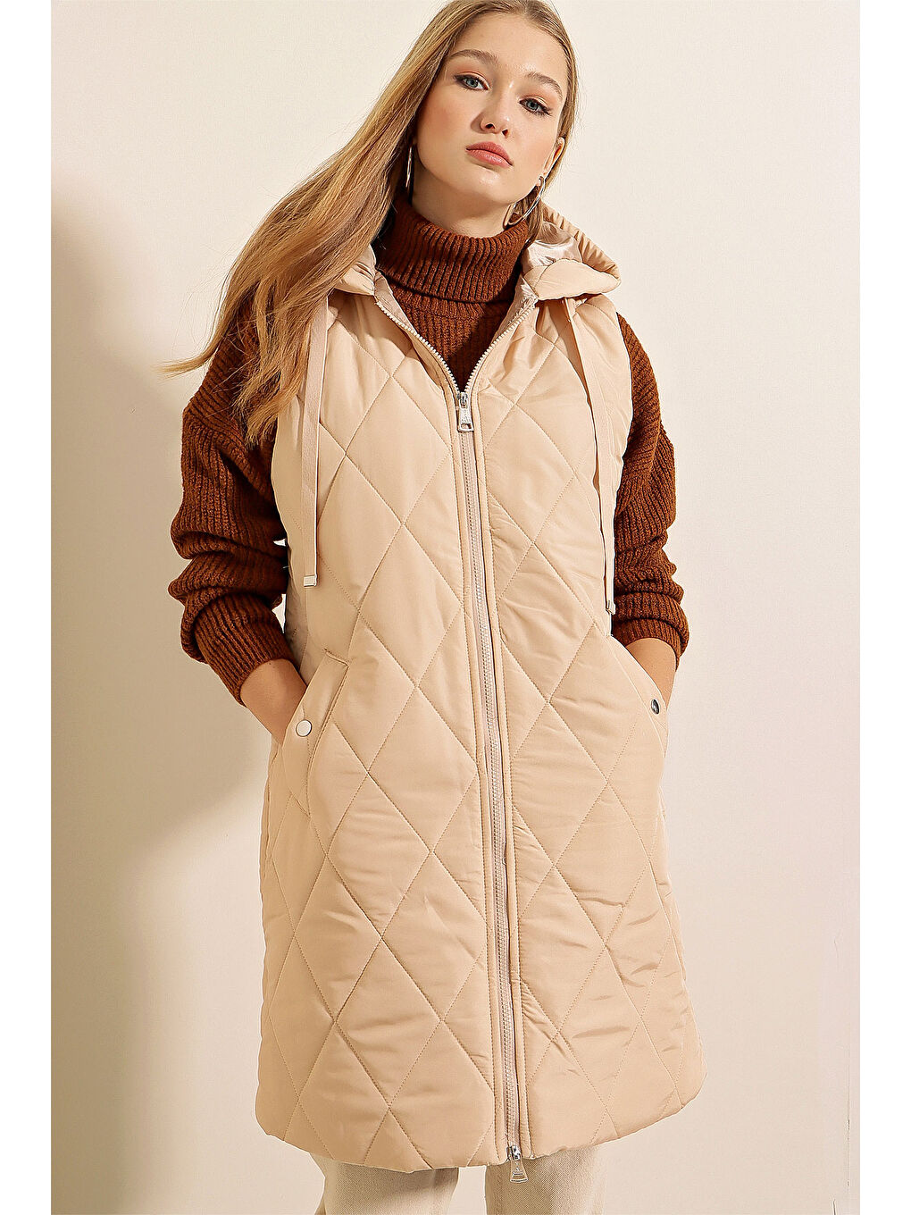 5140 Kapüşonlu Uzun Şişme Yelek   Bej-2