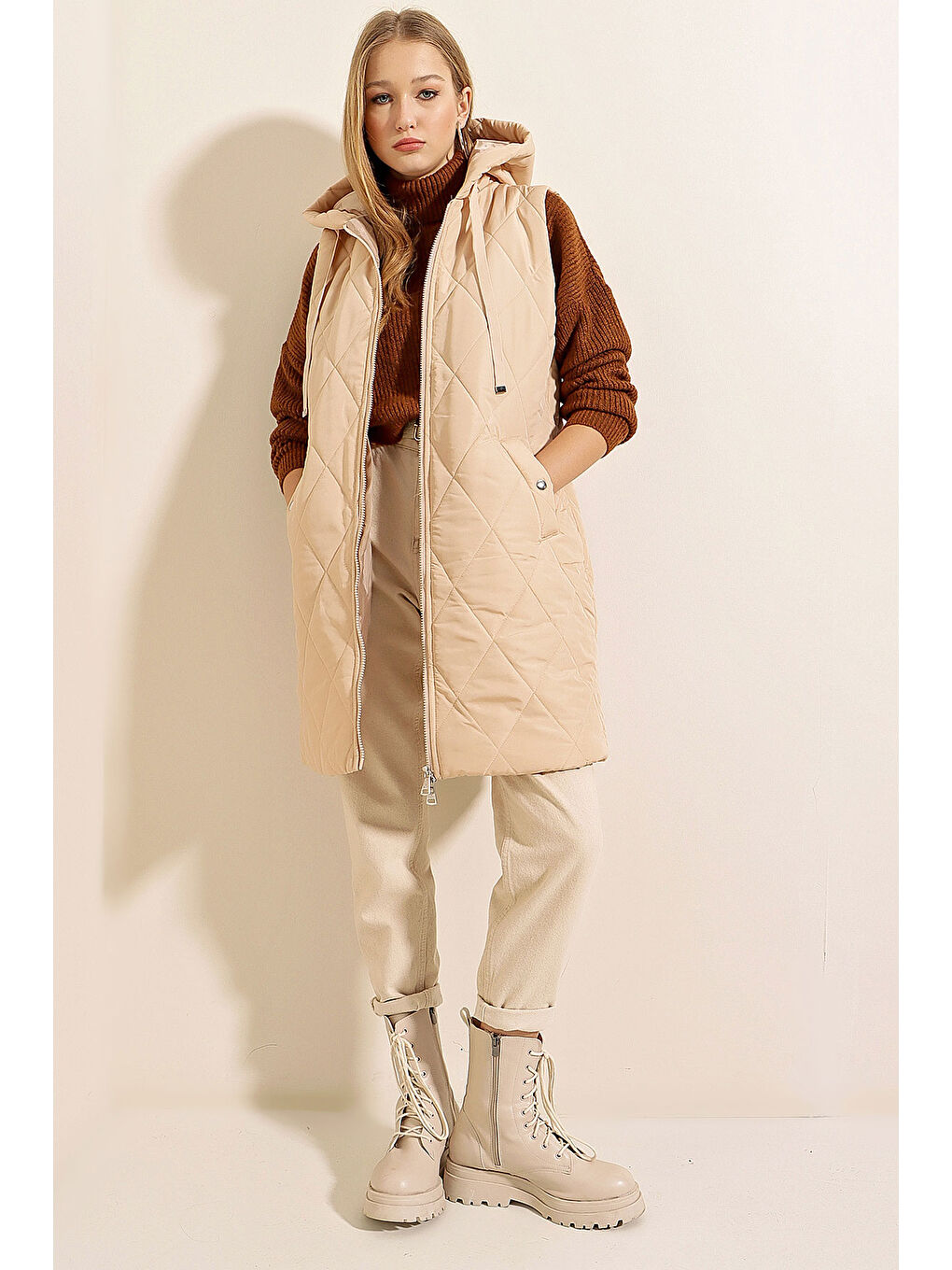 5140 Kapüşonlu Uzun Şişme Yelek   Bej-5