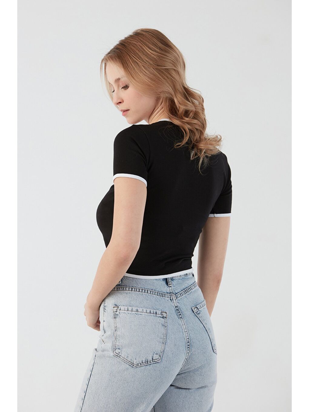 Siyah Romantic Longisland Nakışlı Crop Tişört-3