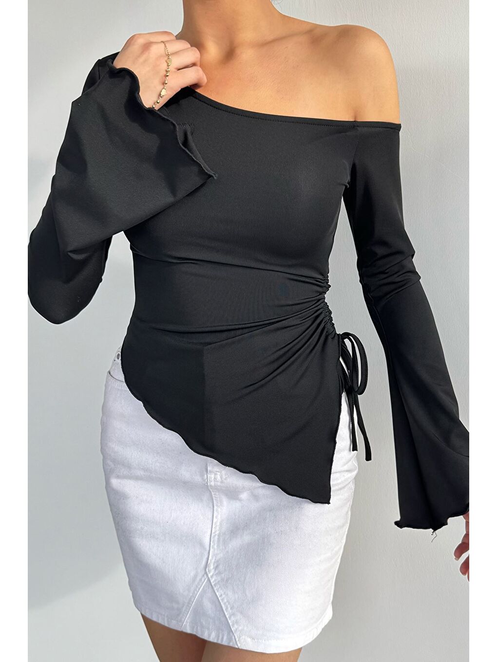 Siyah Bel Büzgülü Asimetrik Kesim Kadın Bluz-1