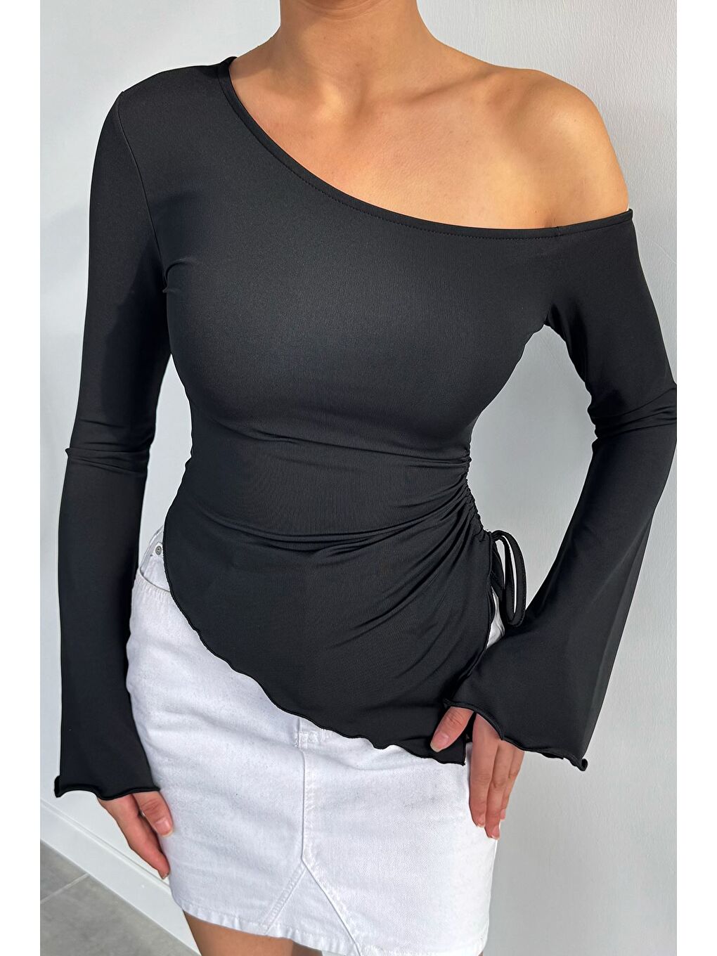 Siyah Bel Büzgülü Asimetrik Kesim Kadın Bluz-2