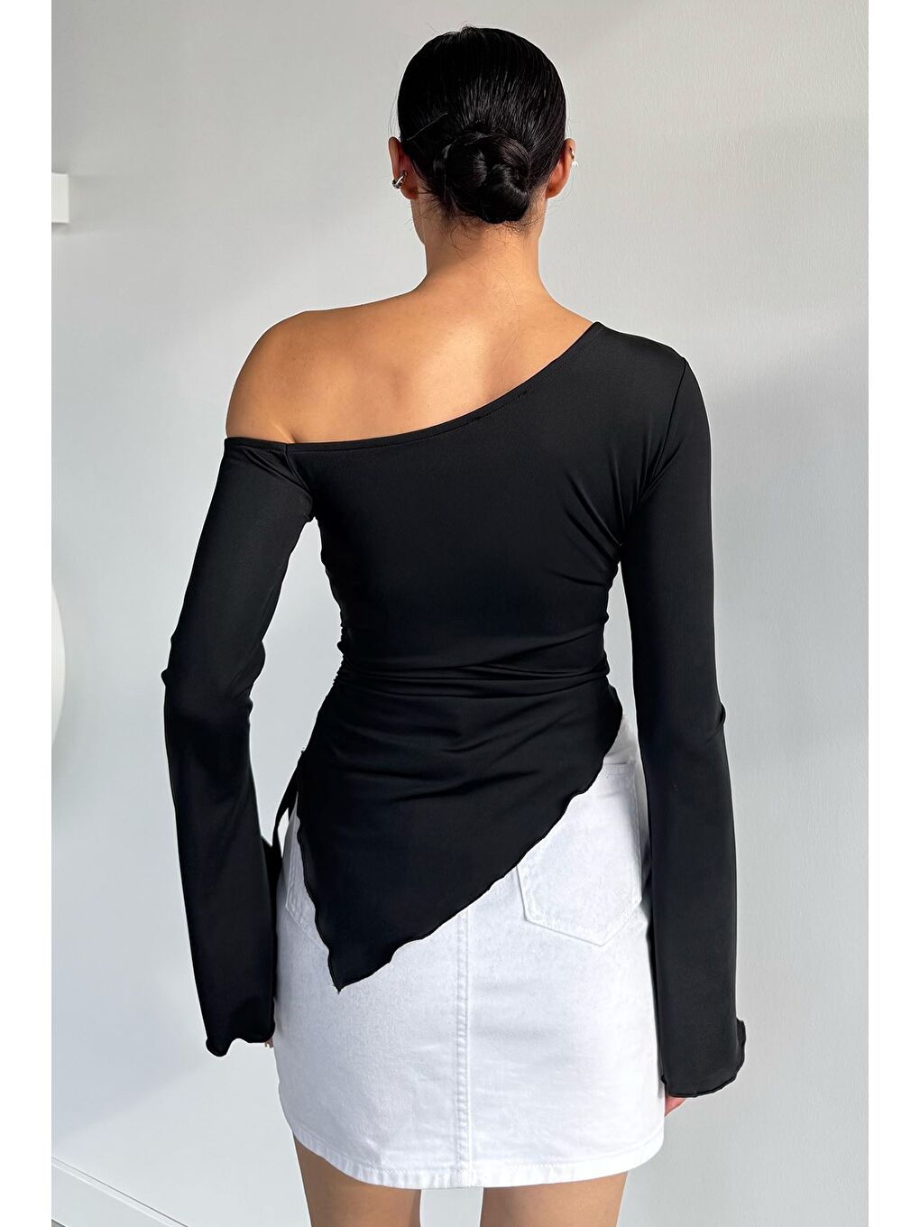 Siyah Bel Büzgülü Asimetrik Kesim Kadın Bluz-3